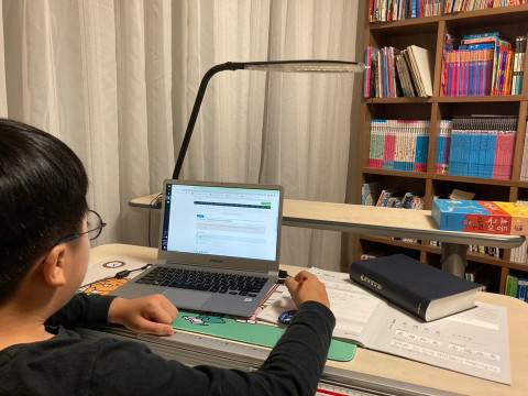 프레임 국어 온라인 학습 화면에서 독해 연습을 하는 모습. 온라인과 병행해서 언어노트에 공부한 내용을 정리하고 있다