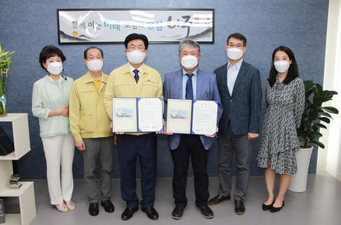 왼쪽부터 강인규 나주시장과 윤보현 국립나주병원장이 정신건강 증진 업무협약을 맺고 기념 촬영을 하고 있다