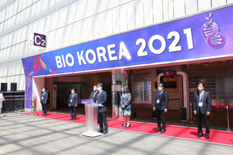 권순만 한국보건산업진흥원장이 ‘바이오코리아 2021’ 개회사를 하고 있다