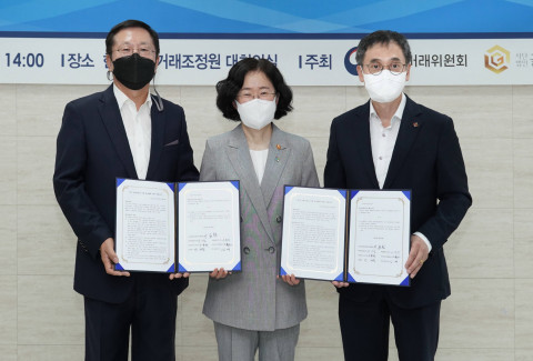 왼쪽부터 글로벌프랜차이즈협의회 이승창 협회장, 공정거래위원회 조성욱 위원장, 투썸플레이스 이영상 대표이사가 협약을 맺고 기념촬영을 하고 있다