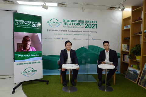 아브지트 배너지 교수와 원희룡 제주도지사가 제주포럼에서 대담하고 있다