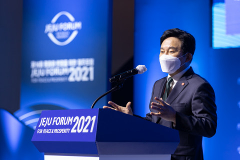 제16회 제주포럼 개회식 현장에서 원희룡 제주지사가 개회사를 하고 있다