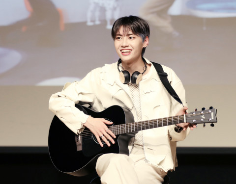 가수 이진혁의 팬들이 캄보디아에 우물을 선물했다