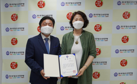 왼쪽부터 홍성생태학교나무 모영선 이사장이 한국청소년연맹 황경주 사무총장과 기념촬영을 하고 있다