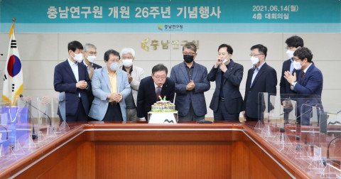 윤황 충남연구원장과 실무진들이 개원 26주년을 맞아 기념행사를 열고 있다