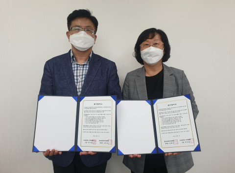 왼쪽부터 신성대학교 산학협력단 박인길 단장과 충남연구원 농업6차산업센터 김현숙 센터장이 업무협약을 맺고 기념촬영을 하고 있다