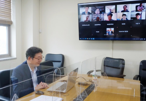 윤황 충남연구원장이 포스트 코로나 시대의 전망을 주제로 한 온라인 세미나에서 인사말을 전달하고 있다