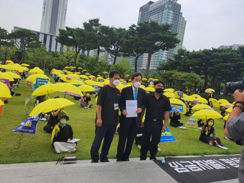 더불어민주당 이낙연 전 대표가 집회 중인 광주광역시 지역아동센터 종사자들을 위로하고 있다