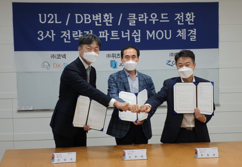 왼쪽부터 오상석 코넥 대표, 위즈베이스 전한태 대표, ISA테크 민동준 대표가 위즈베이스 성수캠퍼스에서 ‘클라우드 전환 원스톱 서비스 사업 협력 협약’을 체결한 뒤 기념 촬영을 하