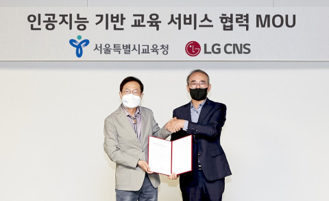 왼쪽부터 서울시교육청 조희연 교육감과 LG CNS 대표이사 김영섭 사장이 인공지능 기반 교육 서비스 협력을 위한 MOU 체결식에서 기념 촬영을 하고 있다