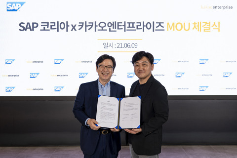 왼쪽부터 이성열 SAP 코리아 대표이사와 백상엽 카카오엔터프라이즈 대표이사가 업무협약 체결 후 기념 촬영을 하고 있다