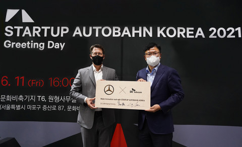 왼쪽부터 메르세데스-벤츠 코리아 토마스 클라인 대표와 하형일 SKT 코퍼레이트2 센터장이 유망 스타트업 발굴 및 사업 협력을 위한 협약식에서 기념 촬영을 하고 있다