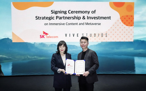 왼쪽부터 전진수 SKT 메타버스 CO장과 김세규 비브스튜디오스 대표가 협약식에서 기념 촬영을 하고 있다