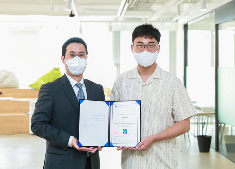 왼쪽부터 브로드밴드시큐리티 박재범 대표와 아임포트 장지윤 대표가 기념 촬영을 하고 있다
