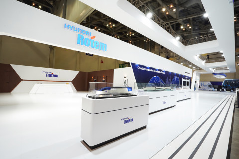 부산 벡스코에서 열린 2021 부산국제철도기술산업전에 마련된 현대로템 전시관 전경