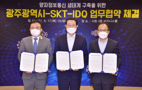 왼쪽부터 SKT 조영록 CR 성장지원실장, 광주광역시 이용섭 시장, IDQ코리아 하민용 공동 대표가 협약식에서 기념 촬영을 하고 있다