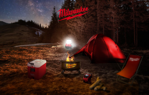 왼쪽부터 밀워키 팩아웃 15L 콤팩트 쿨러, M18 LED 멀티 작업등, M12 콤팩트 에어펌프