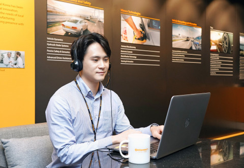 콘티넨탈 코리아 직원이 온라인으로 진행되는 2021 러닝 아카데미에 참여해 실무 역량 및 리더십 향상을 위한 교육을 수강하고 있다