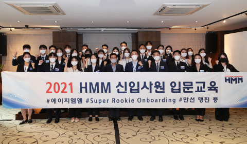 HMM 신입사원 사령장 수여식에서 배재훈 사장(왼쪽에서 다섯 번째)이 신입사원들과 함께 기념 촬영을 하고 있다