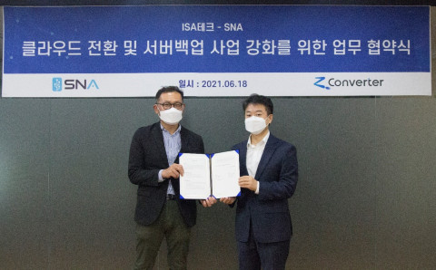 왼쪽부터 이원호 에스엔에이 대표, 민동준 ISA테크 대표가 '클라우드 전환 및 서버 백업 사업 강화를 위한 업무 협약’을 ISA테크 사무실에서 체결한 뒤 기념 촬영을 하고