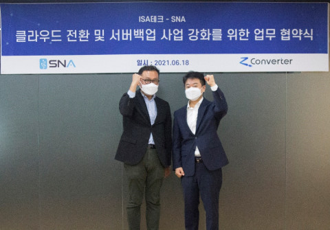 왼쪽부터 이원호 에스엔에이 대표, 민동준 ISA테크 대표가 '클라우드 전환 및 서버 백업 사업 강화를 위한 업무 협약’을 ISA테크 사무실에서 체결한 뒤 기념 촬영을 하고