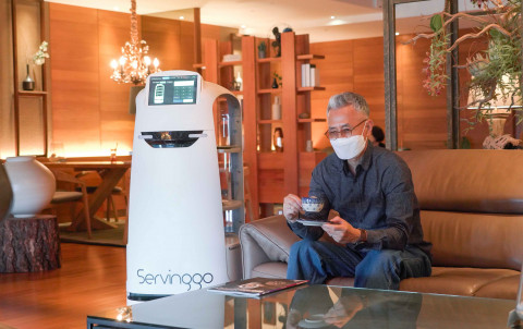 AI 서빙로봇 서빙고가 호텔 이용객에게 음료를 제공하고 있다
