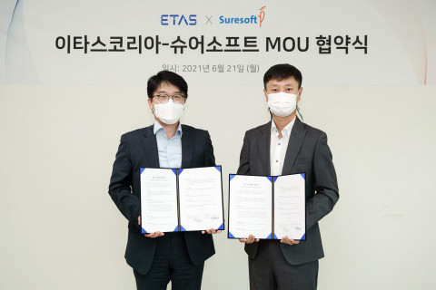 왼쪽부터 이타스코리아 황인득 대표이사와 슈어소프트 배현섭 대표가 업무 협약을 체결하고 기념촬영을 하고 있다