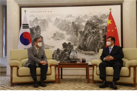 왼쪽부터 김태일 장안대학교 총장과 싱하이밍 중국대사가 만나 간담회를 진행하고 있다