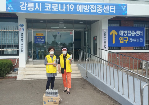 강릉시 코로나19 예방접종센터에 근무 중인 자원봉사자