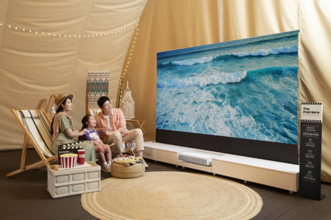 삼성전자 모델이 그랜드 워커힐 서울호텔에 마련된 ‘포레스트 시네마’ 체험존에서 최대 130형의 초대형 화면과 4K 고화질을 자랑하는 프리미엄 빔프로젝터 ‘더 프리미어’를 체험하고 