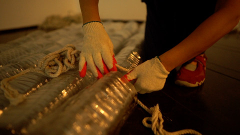 하차연 ‘매트, 보트, 카펫-나의 매트, 가족을 실을 배, 모두를 위한 양탄자’, 설치, 플라스틱 병, 노끈, 1988/2021