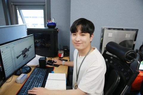 전라남도 지역주도형 청년일자리 사업 ‘DNA+US 프로젝트’에 참여 중인 날다에서 드론 설계 업무를 담당하는 권반석 씨
