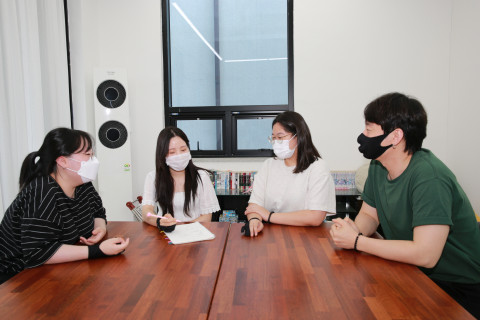 콘텐츠산업 청년 일자리 리쇼어링 프로젝트 참여기업인 그린프로덕션 직원들이 아이디어 회의를 하고 있다