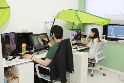 콘텐츠산업 청년 일자리 리쇼어링 프로젝트 참여기업인 그린프로덕션 직원들이 웹툰 작업을 하고 있다