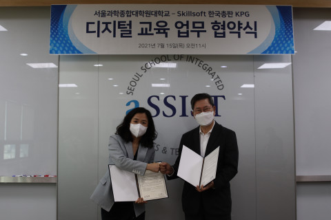 왼쪽부터 스킬소프트 한국 총판 코리아파트너스그룹 김호균 대표와 서울과학종합대학원대학교(aSSIST) 김태현 총장이 업무 협약을 체결한 뒤 악수하고 있다
