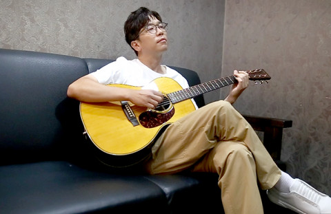 기타 연주 소리로 소리원정대에 참여한 사랑의달팽이 홍보대사 이적