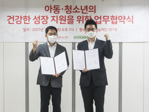 왼쪽부터 열매나눔재단 김추인 사무총장과 안준형 오아시스마켓 사장이 업무협약식에서 기념 촬영을 하고 있다