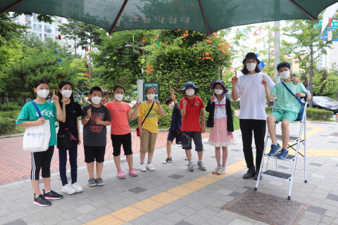 시립강동청소년센터가 진행한 도시재생기획단 1기 프로그램에 참여한 학생들이 기념촬영을 하고 있다