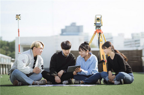 신구대학교 지적부동산과 학생들이 실습수업을 하고 있다