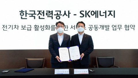 왼쪽부터 이종환 한전 사업총괄부사장과 오종훈 SK에너지 P&M CIC 대표가 협약 체결 후 기념 촬영을 하고 있다