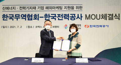 왼쪽부터 신승관 무역협회 상무이사와 이경숙 한전 상생발전본부장이 MOU 체결식에서 기념 촬영을 하고 있다