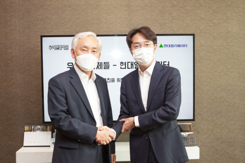 왼쪽부터 현대엘리베이터 송승봉 대표이사와 우아한형제들 김범준 대표이사가 간담회에서 기념 촬영을 하고 있다