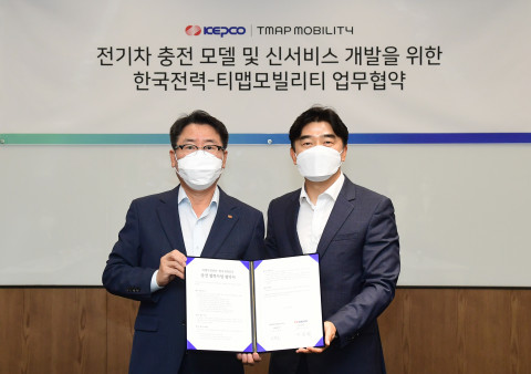 왼쪽부터 이종환 한전 사업총괄부사장과 이종호 티맵모빌리티 대표이사가 협약식에서 기념 촬영을 하고 있다