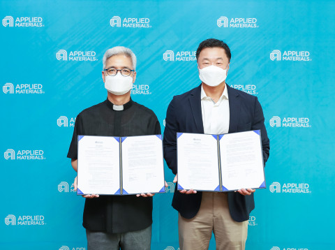 왼쪽부터 최재철 성남환경운동연합 공동대표와 마크 리 어플라이드 머티어리얼즈 코리아 대표가 체결식에서 기념 촬영을 하고 있다