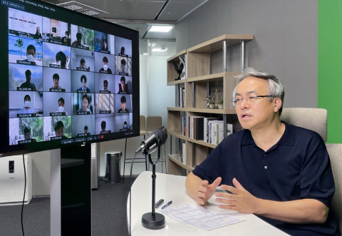 남철 첨단소재사업본부장이 상반기에 채용한 경력사원을 대상으로 특강을 진행하고 있다