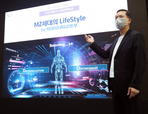 신한카드는 임영진 사장과 전 임부서장이 온라인으로 참여한 가운데 하반기 사업전략회의를 진행했다