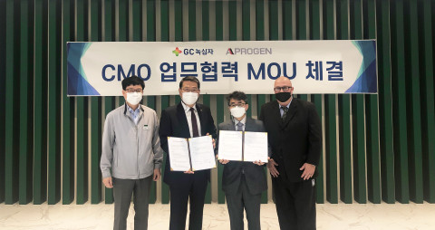 GC녹십자와 에이프로젠이 위탁생산 사업 업무협약을 맺고 기념촬영을 하고 있다