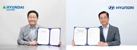 왼쪽부터 조석 현대일렉트릭 대표이사와 김세훈 현대자동차 연료전지 사업부 부사장이 체결식에서 기념 촬영을 하고 있다