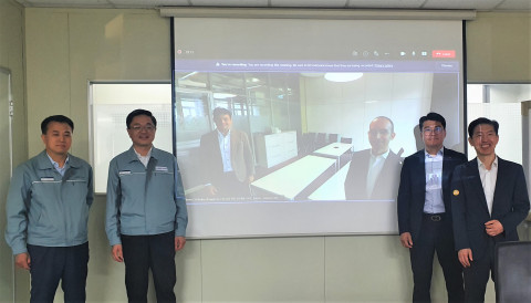 왼쪽부터 HSD엔진 김영기 부장, HSD엔진 이상민 수석부장, ABB코리아 박재웅 부사장, ABB코리아 이영기 부장. 화면 속 왼쪽부터 ABB 터보차저 디지털 고객 솔루션 크리스티