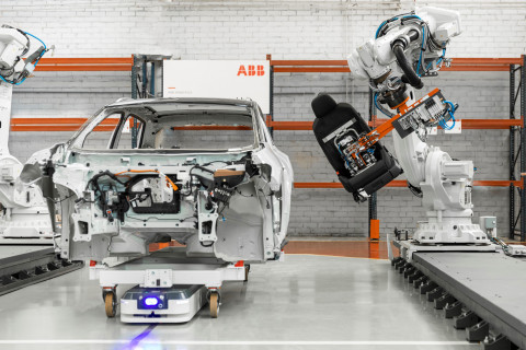 자동자 조립 공정에 있는 ABB 로봇과 ASTI 비디봇(BidiBot)
